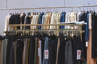 &ldquo;美女企業家&rdquo;變身時尚主播!金山這家寶藏服裝工廠店又火了